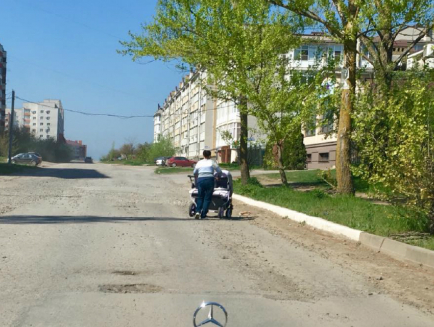 Дороги  для людей без тротуара придумали в Таганроге: опасно, но другой нет