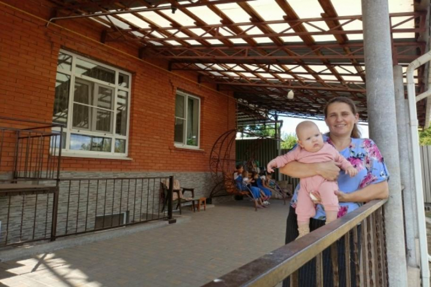 Мать-героиня из Неклиновского района попросила отремонтировать дорогу в своём селе