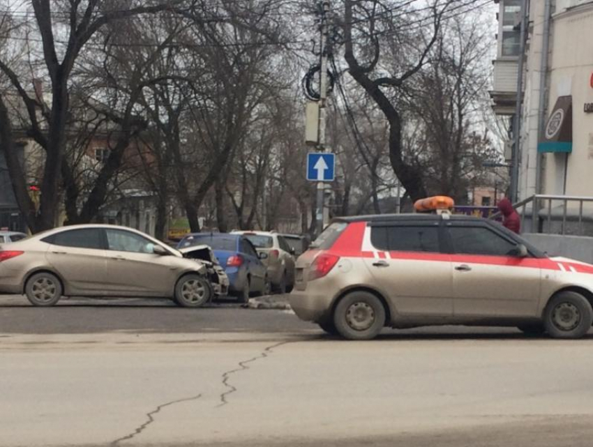 В центре города таганроженка попала в ДТП из-за опасного маневра таксиста