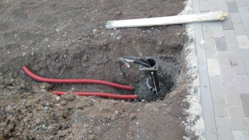Оголённые провода и незаконченное строительство - опасен ли сквер на Маршала Жукова в Таганроге?