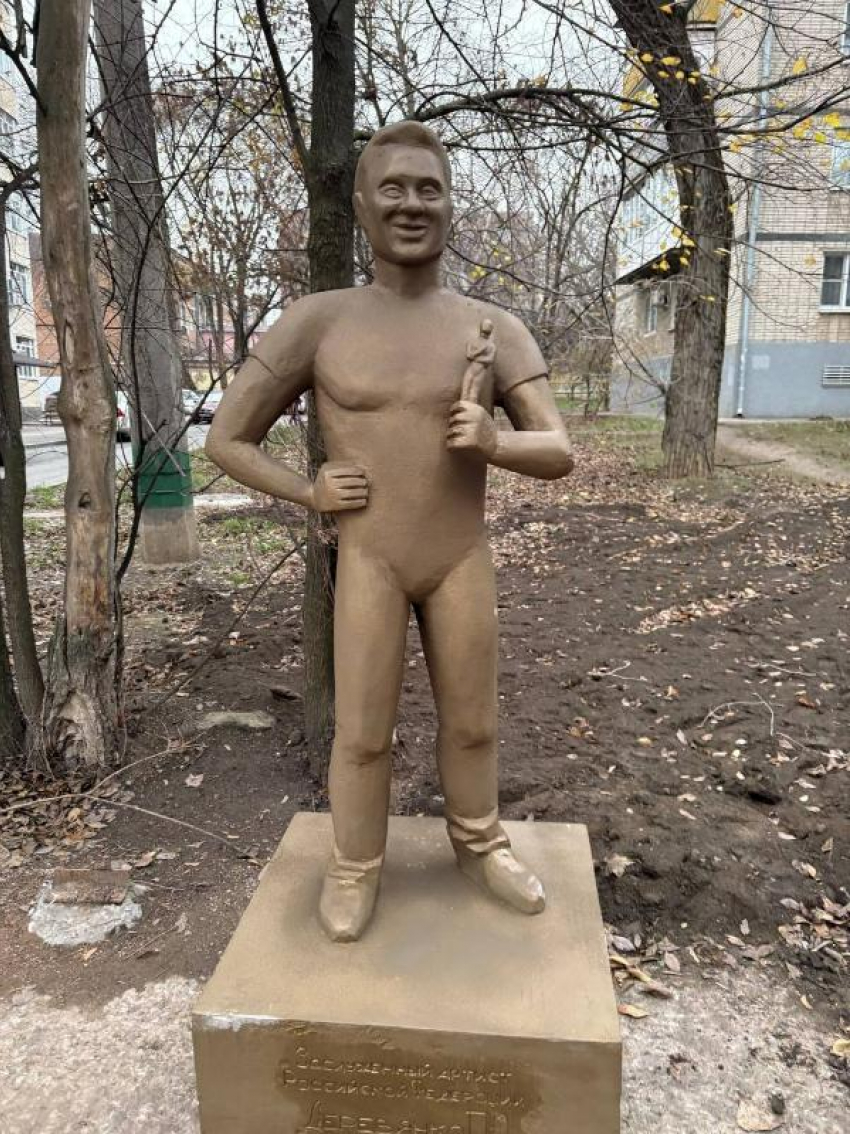 “Конкурент Алёнушки”: стёб таганрожцев в соцсетях на тему памятника Деревянко