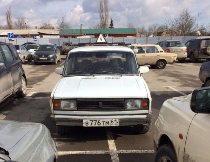 Преподаватели таганрогских автошкол показывают воспитанникам мастер-класс по «наглой парковке»
