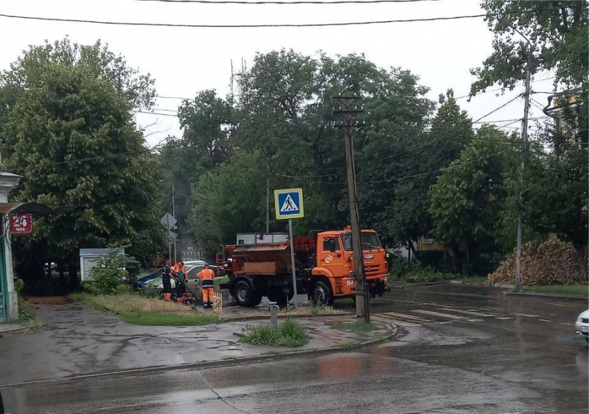 Дожди дождями, а асфальт по расписанию: таганрогских дорожников не останавливают погодные стихии