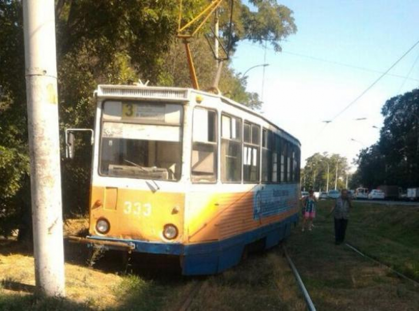 В Таганроге трамвай сошел с рельс и остановился в метре от столба
