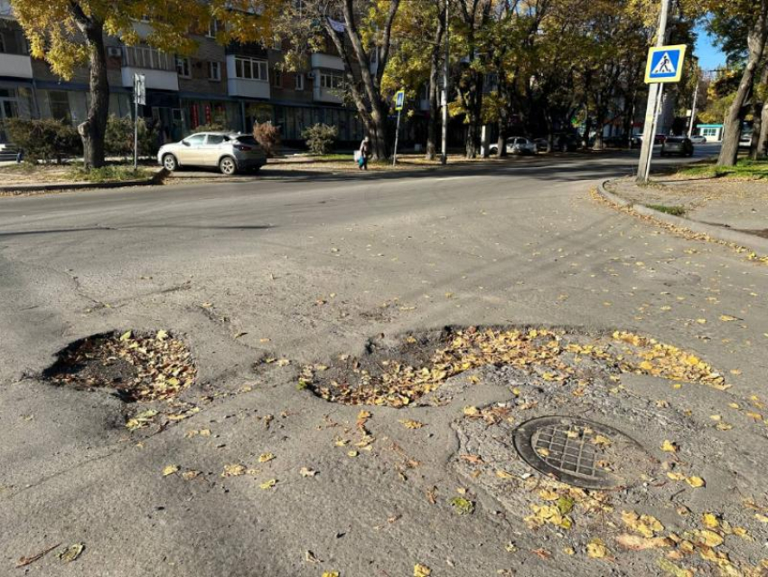 Чуть не порвал колесо: таганрожец предупреждает водителей об опасной яме на дороге