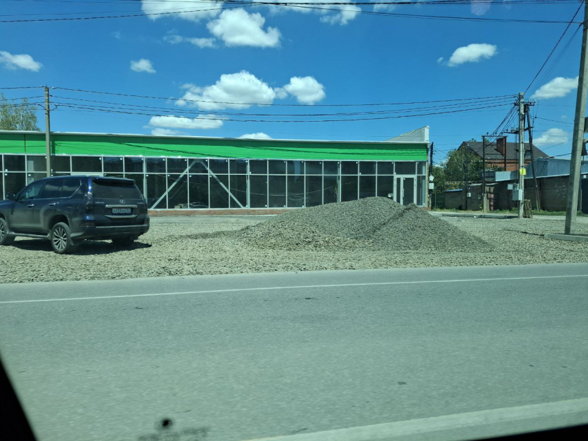 Вместо деревьев - сплошной щебень: безобразное преображение Мариупольского шоссе в Таганроге 