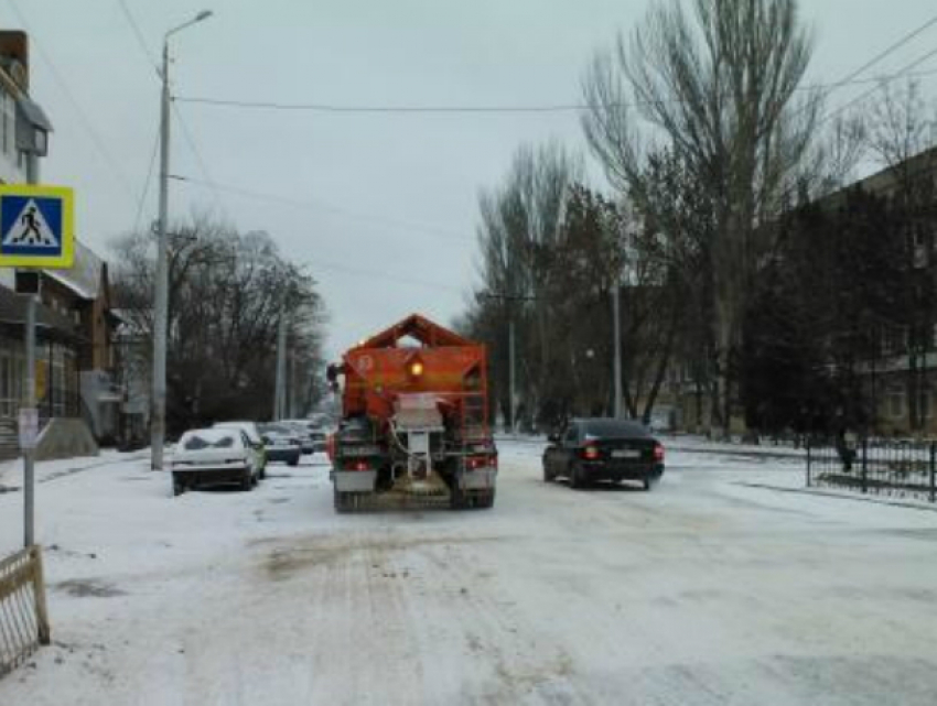 В Таганроге очисткой и посыпкой дорог занимаются восемь машин
