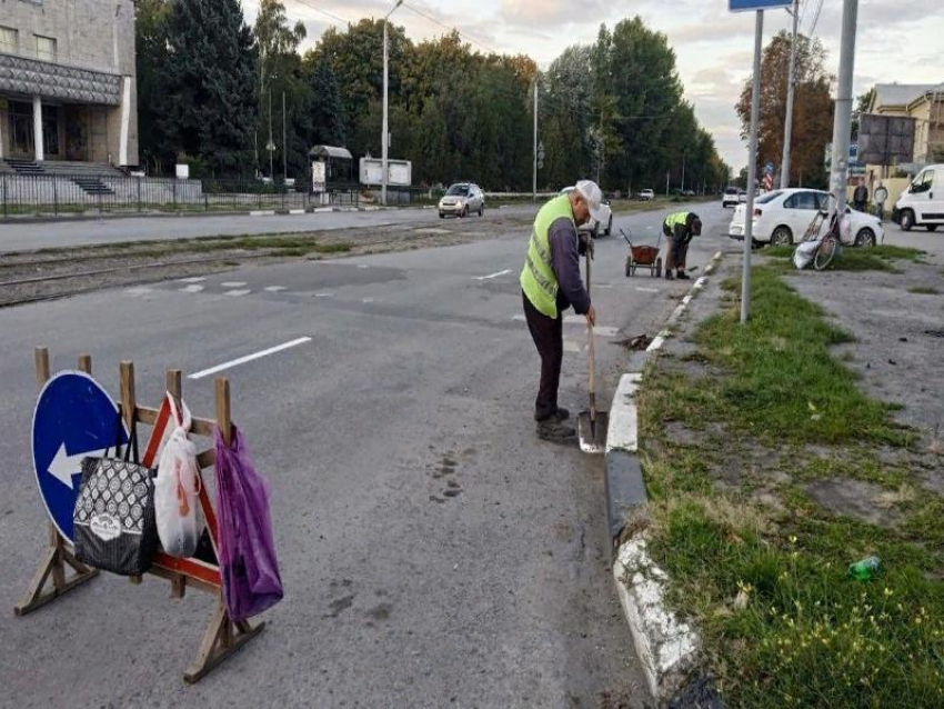 Нет ремонта, уберём: в Таганроге продолжают грести дороги и уцелевшие тротуары