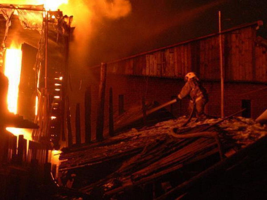 В Таганроге пожарные из огня спасли человека