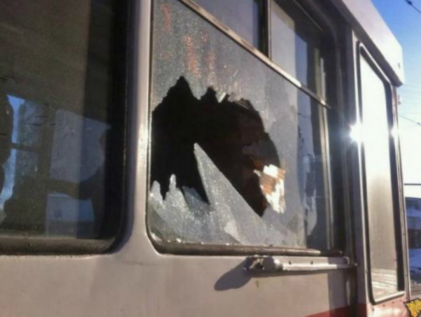 Хулиганы, бросившие в трамвай  бутылку, задержаны в Таганроге 