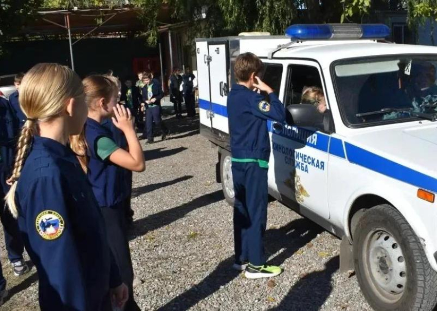 Четвероногие полицейские и служебный автомобиль: в Таганроге школьники побывали в гостях у кинологов