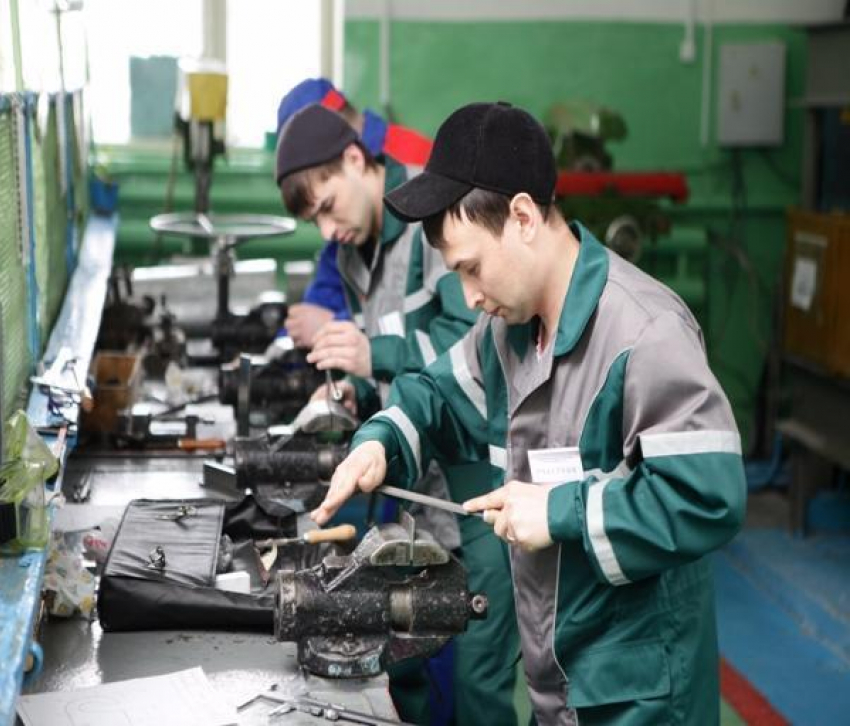 Безработных жителей Таганрога не прельщают заводы и фабрики