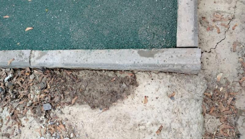 Таганрожец опасается за состояние детской площадки на Шило 164/1