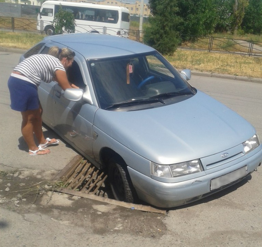 В Таганроге на улице Чехова автомобили проваливаются в яму посреди проезжей части