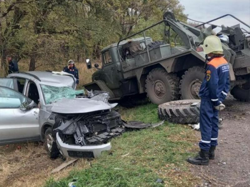 Под Таганрогом погибла женщина после столкновения с военным «Уралом"