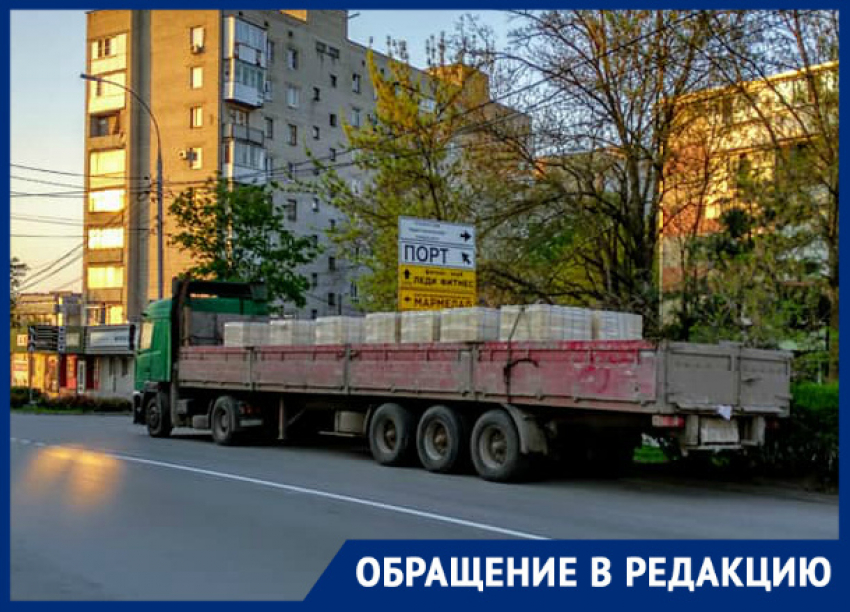 В Таганроге уже в центре города стоят зерновозы