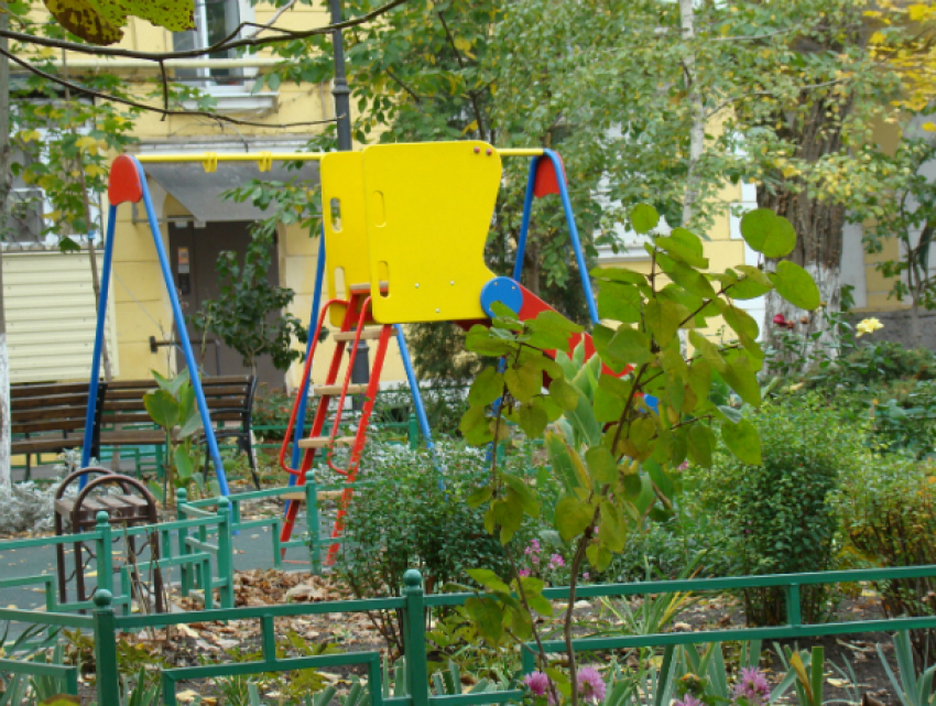 Вновь «добрые тети и дяди» разобрали по запчастям детскую площадку в Таганроге