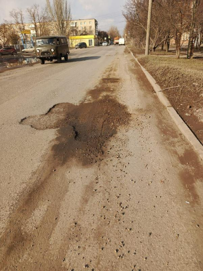 "Литая смесь растаяла": латки таганрогских дорог держатся около суток