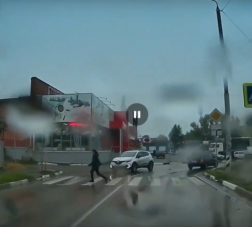 За малым не снёс: водитель в Таганроге чуть не поломал пешехода