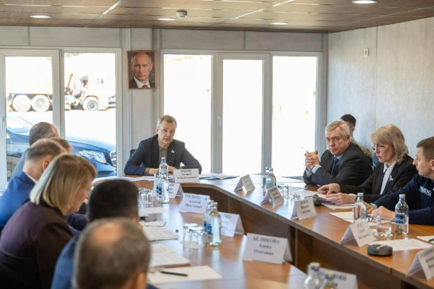 Экс-губернатор Голубев засветился в кадре, во время визита Андрея Яцкина в Таганрог