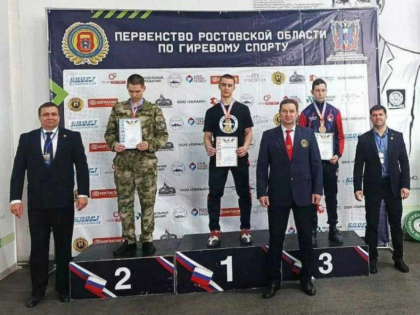 Таганрогские гиревики-тяжеловесы привезли городу золотые медали