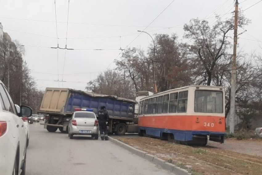 В Таганроге трамвай и грузовик стали главными героями аварии