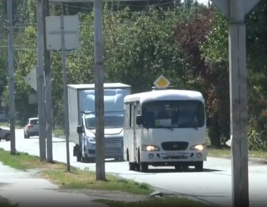 Транспортный начальник Таганрога вышел и проверил работу маршруток на Северном  