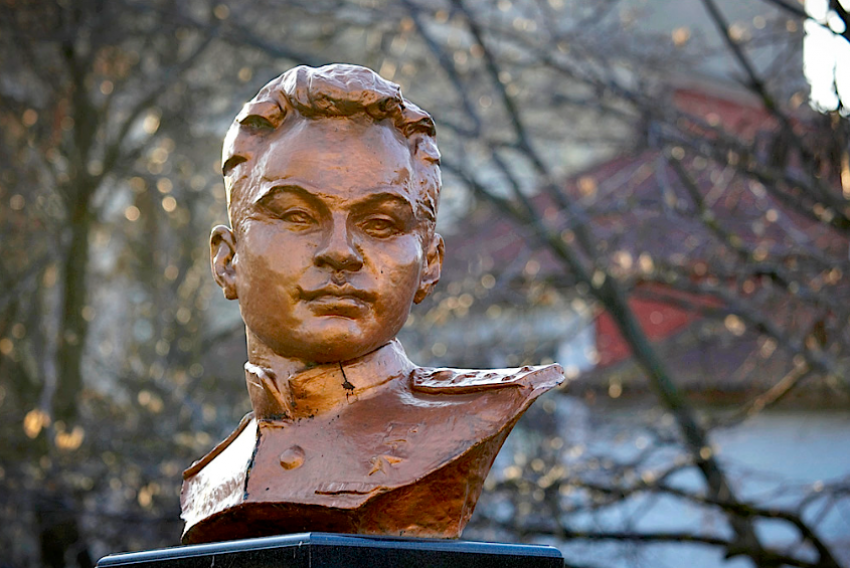 Легенды о гибели защитника блокадного Ленинграда: мемориальную доску в честь аса авиации Анатолия Ломакина открыли в Таганроге 