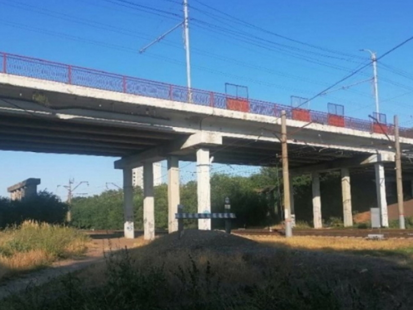 «Мухи и антисанитария»: таганрожцы просят срочно навести порядок в сквере у Бакинского моста