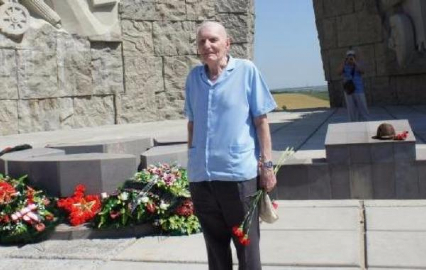 Таганрожцы возложили цветы к памятникам и воинским захоронениям