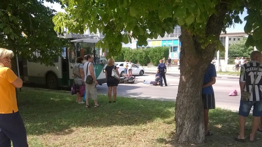 В Таганроге страшное ДТП с участием скутера и тролейбуса