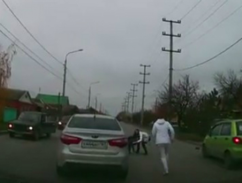 Последствия наезда молодой автоледи на школьника, переходившего дорогу по «зебре» в Таганроге, попали на видео