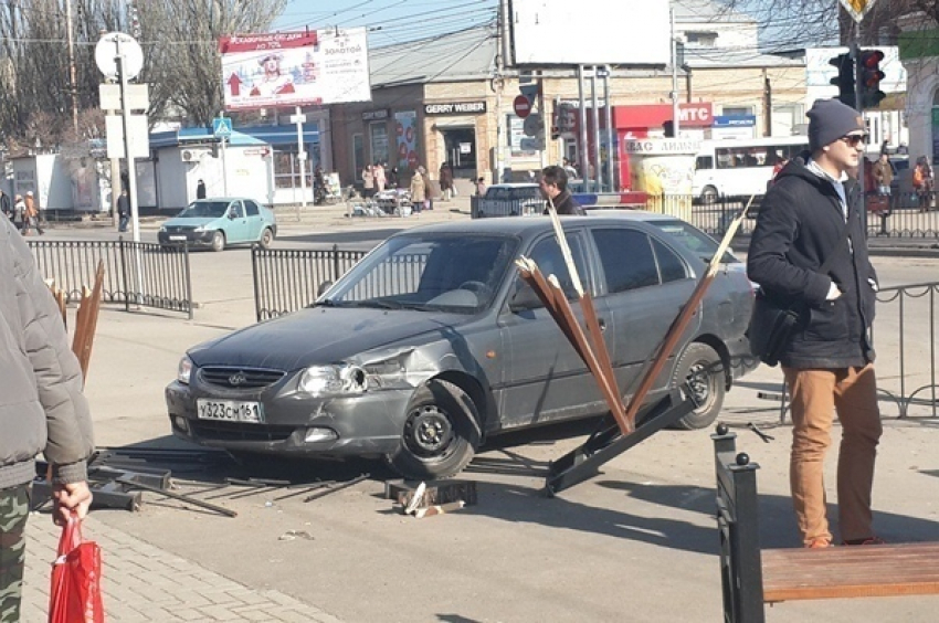 У Центрального рынка машина врезалась в ограждение