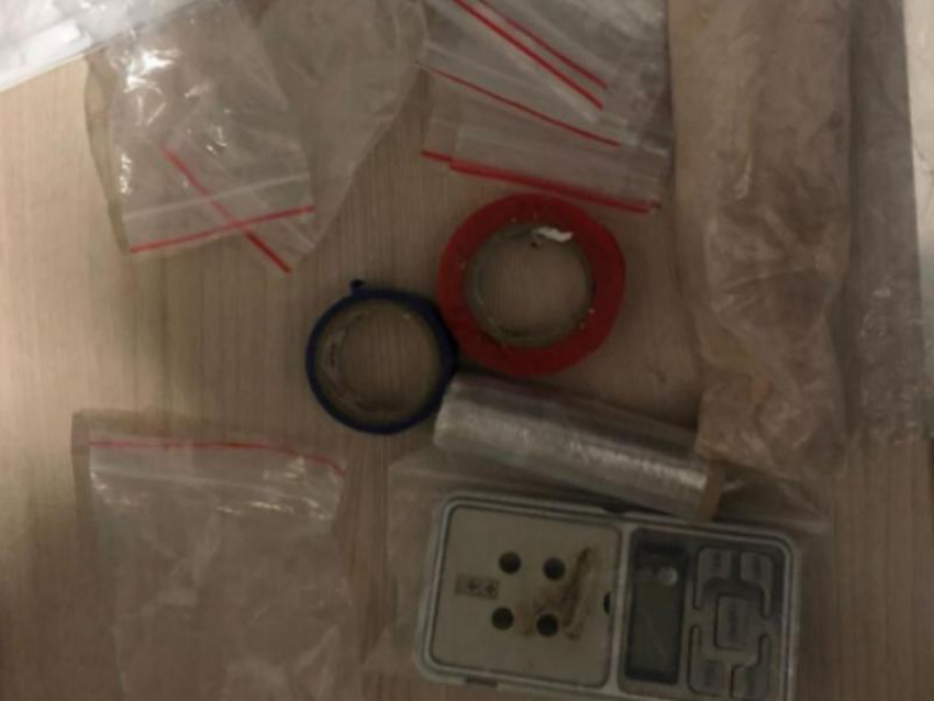 Сотрудники полиции в Таганроге задержали подозреваемого в сбыте наркотиков в крупном размере