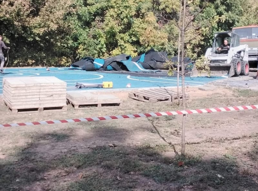 «Неразумное расходование средств?»: в роще «Дубки» в Таганроге снимают новое резиновое покрытие