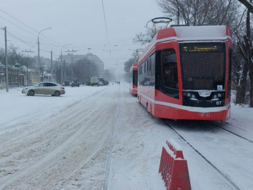 Снова трамвай: легковушка врезалась в «тройку»