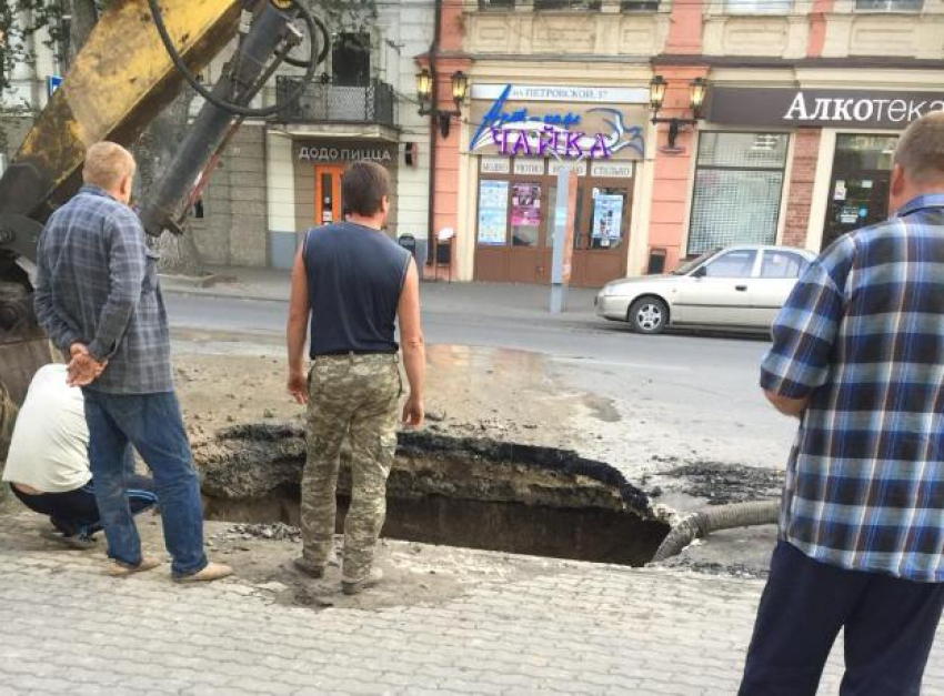 Глубокий провал образовался в центре Таганрога