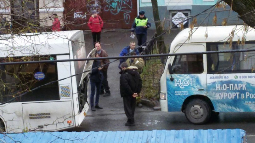  В Таганроге столкнулись маршрутка и автобус