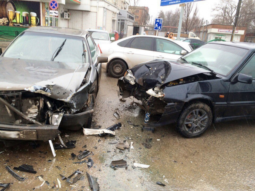 В Таганроге водитель Audi нарушил правила и спровоцировал аварию