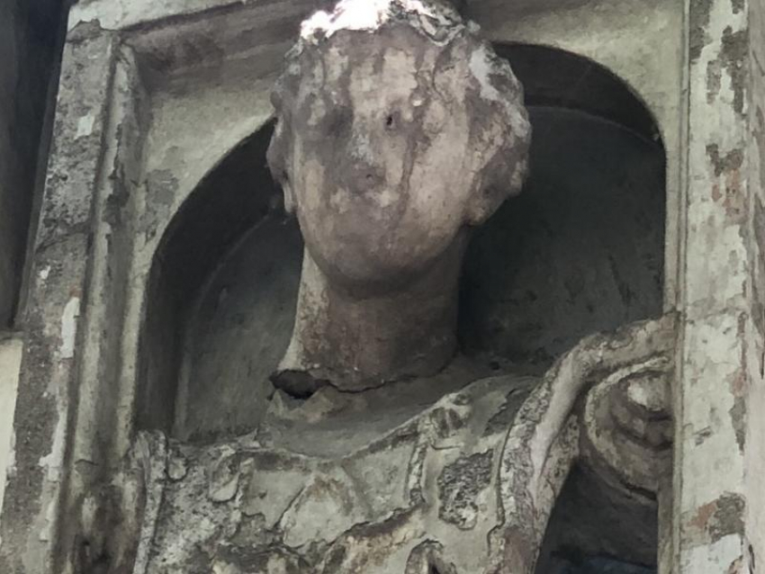 Опасное разрушение исторической части Таганрога: голова барельефа против человеческой