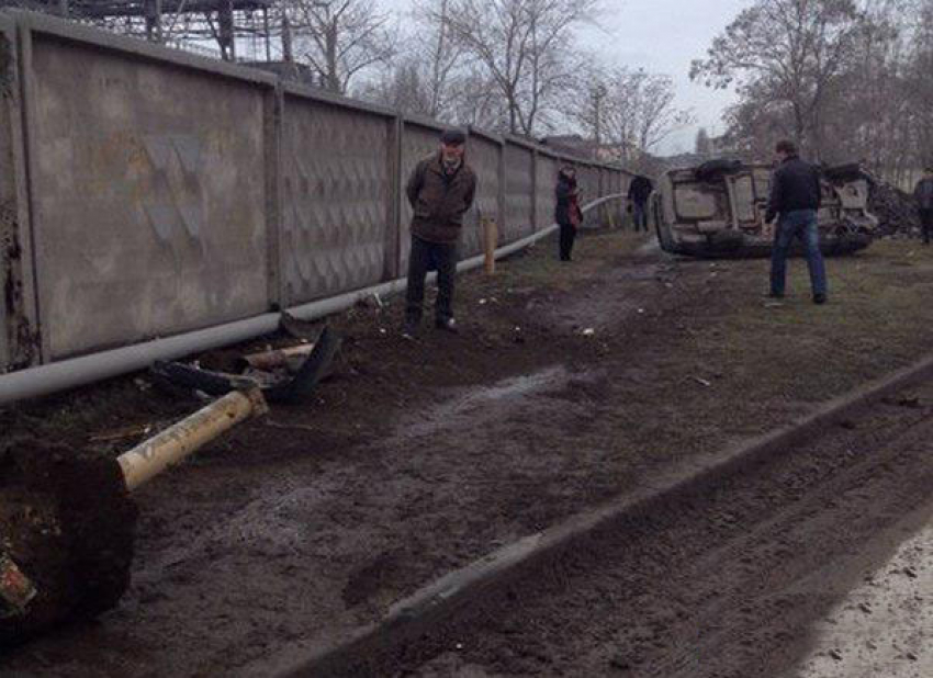 В Таганроге пьяный водитель на «ВАЗ-2110» врезался в столб и перевернулся