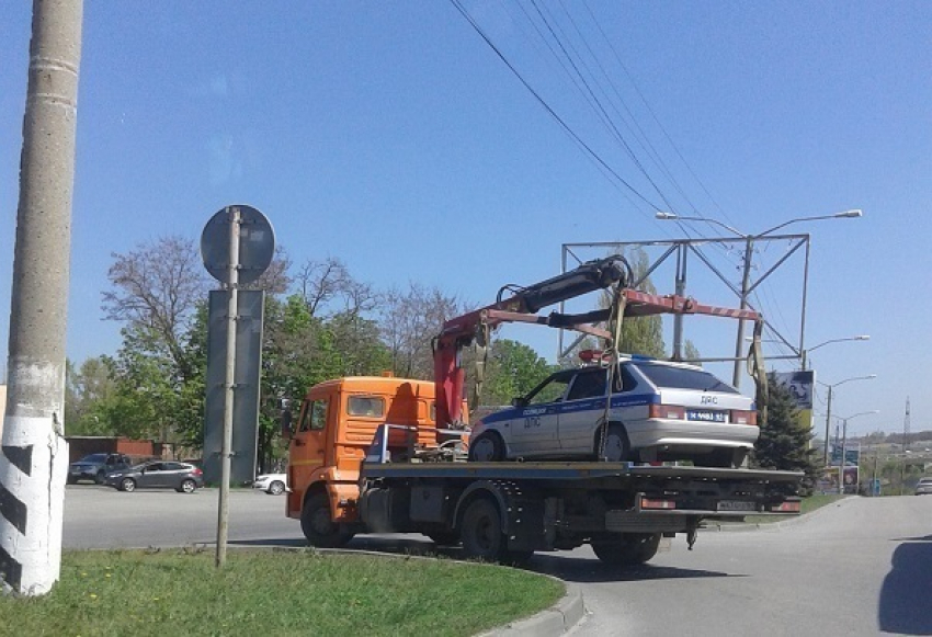 Уехавший на эвакуаторе автомобиль ДПС рассмешил таганрогских автолюбителей