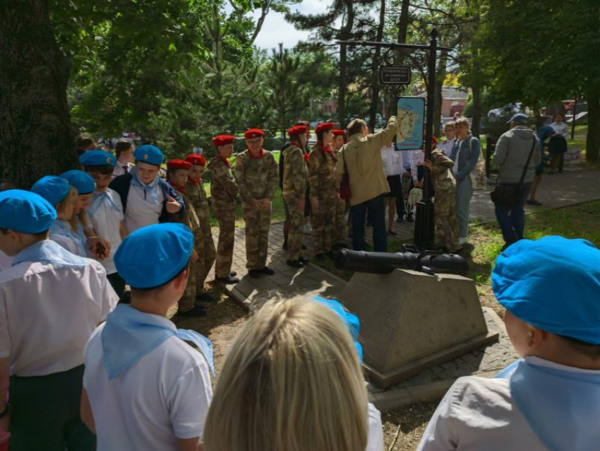 В Таганроге появились две, смотрящие в море, пушки