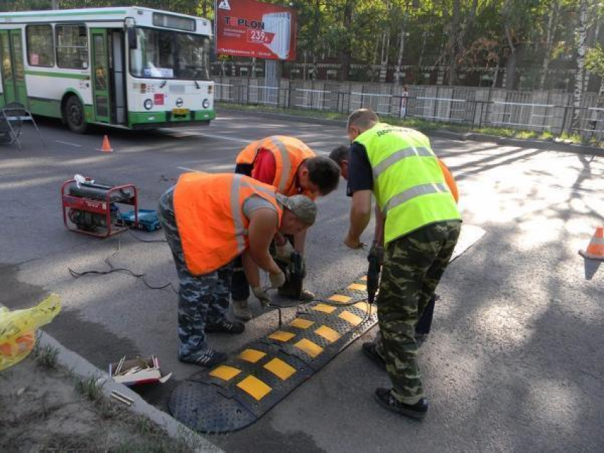 Родители таганрогских школьников попросили чиновников добавить «лежачих полицейских» и светофоров