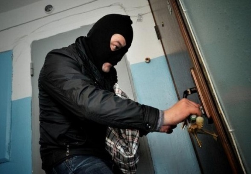 В Таганроге поймали домушника, «обнесшего» квартиру на 95 000 рублей