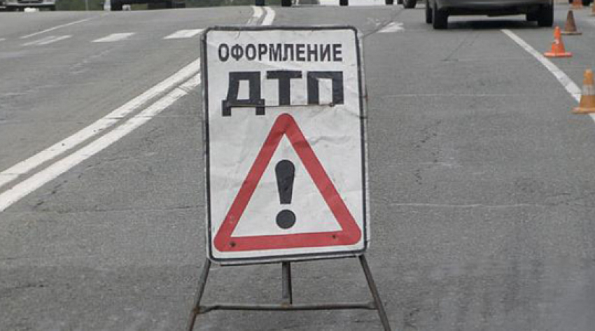 В Таганроге перевернулся автомобиль такси