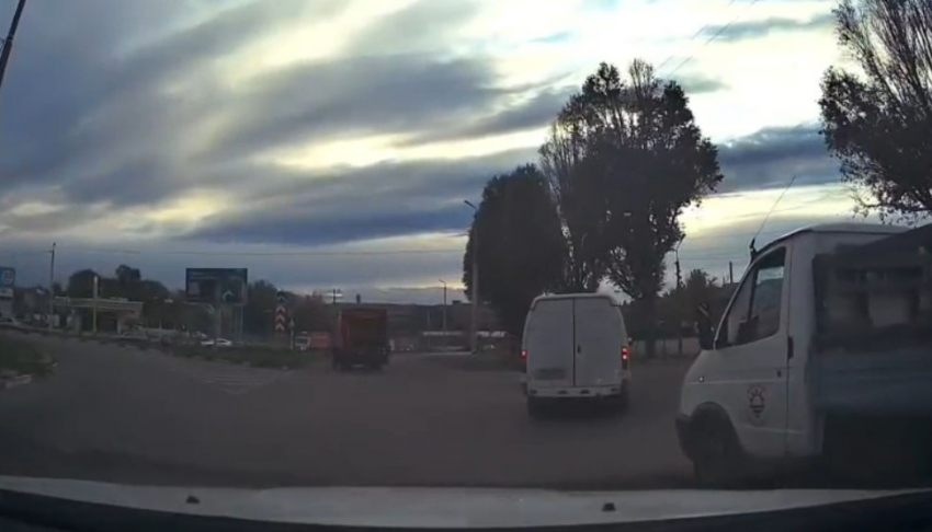 "Уступить дорогу на кольце?Не слышал!", - очередной запрещенный маневр удивил таганрожцев