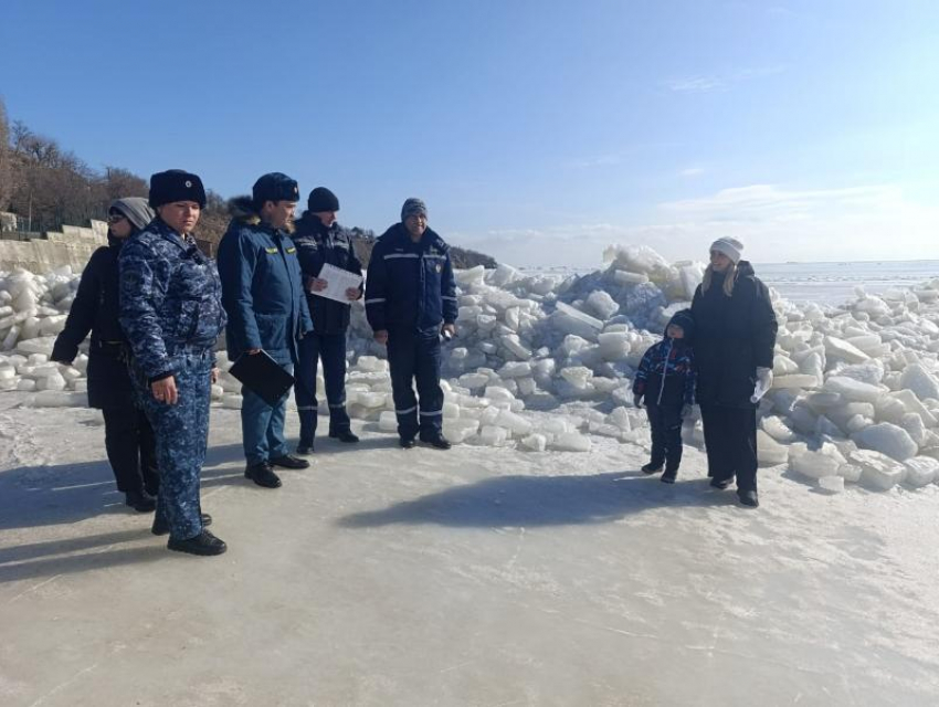 Таганрожцев предупредили об опасности выхода на лед