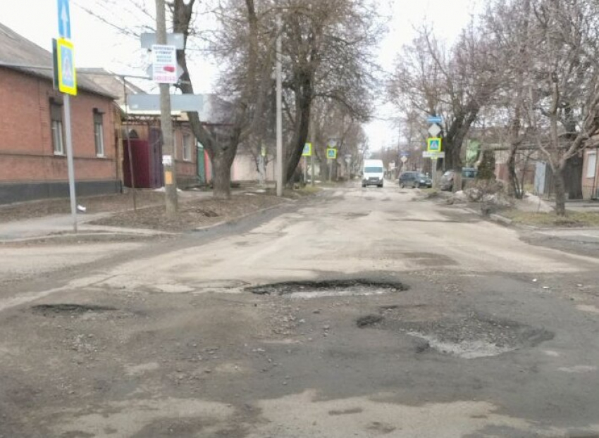 Глава Таганрога говорит о единении народа, а горожане «бомбят» чат жалобами на убитые дороги