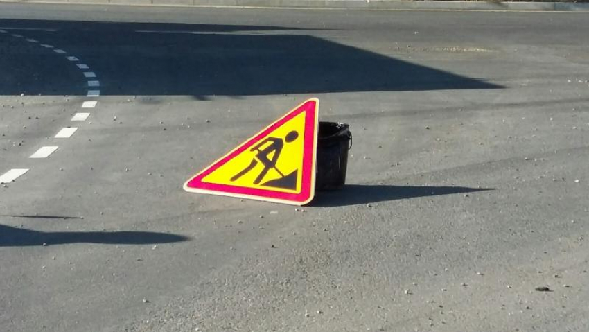 Ямочный ремонт зимой: в Таганроге начали латать дороги специальной «холодной» смесью